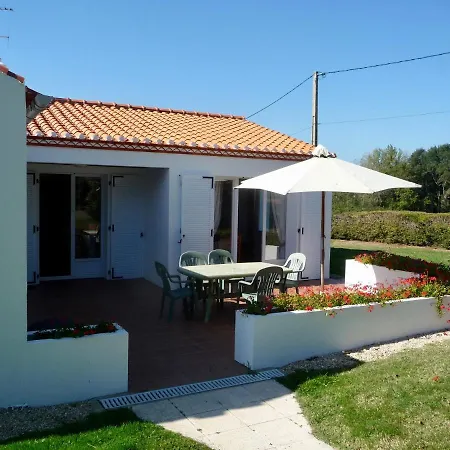 Holiday home Sejour A La Campagne Pour 6 Avec Piscine Commequiers